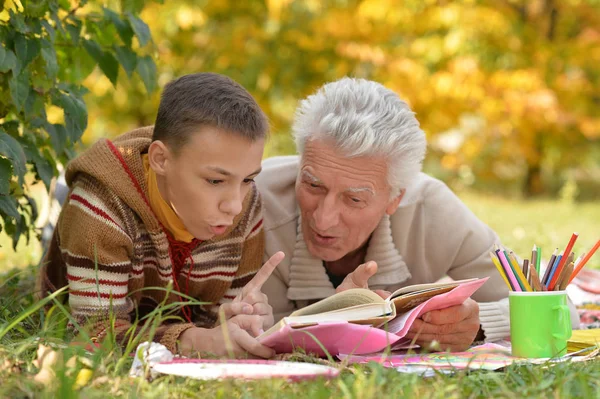 Livre de lecture grand-père et petit-fils — Photo