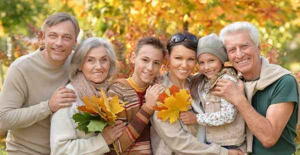家庭轻松在片秋色的公园 — 图库照片