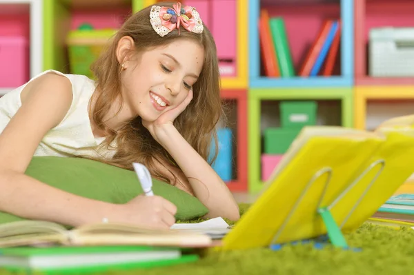 Linda chica haciendo la tarea — Foto de Stock