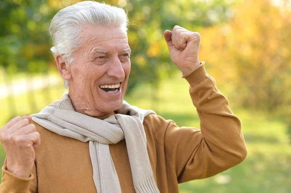 Homme âgé dans le parc — Photo