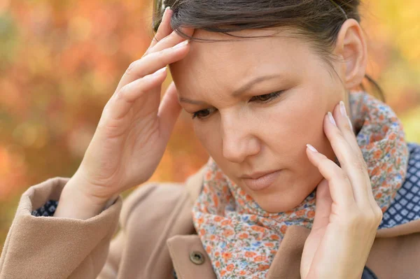 Mujer joven con dolor de cabeza —  Fotos de Stock