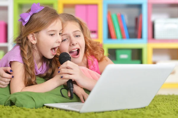 Meninas usando laptop — Fotografia de Stock