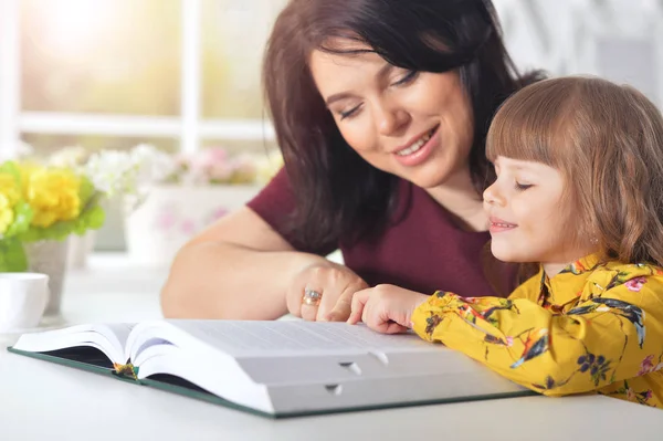 Mãe lendo com sua filha — Fotografia de Stock