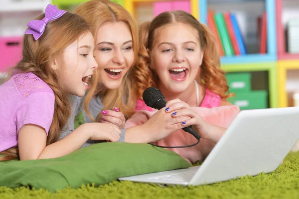 Mulher e meninas usando laptop — Fotografia de Stock