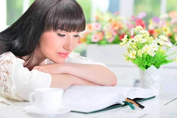 Mujer joven leyendo libro —  Fotos de Stock