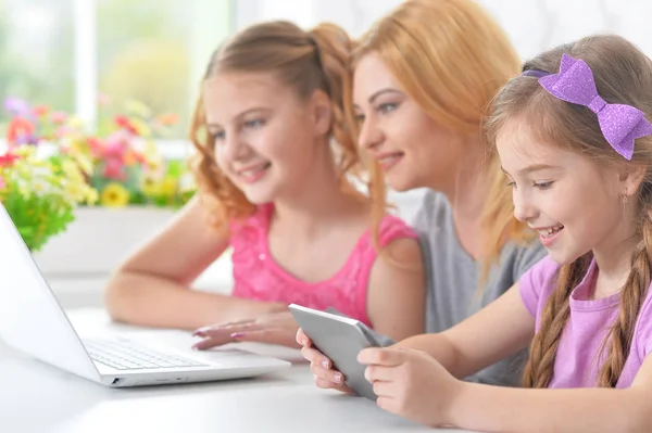 Woman and  girls using    digital  devices — Stock Photo, Image