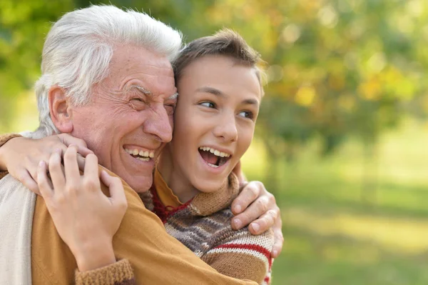 Großvater und Enkel umarmen sich im Park — Stockfoto