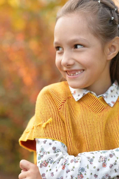 Carina bambina che riposa nel parco — Foto Stock