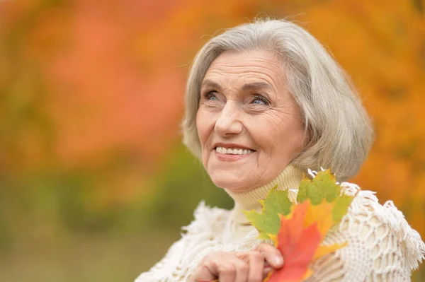 Feliz mujer mayor — Foto de Stock