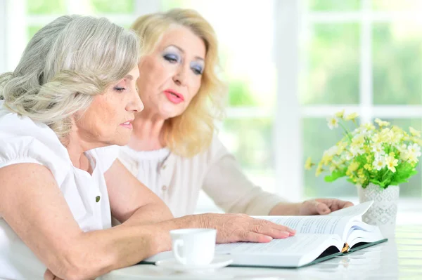 Mother and daughter reading magazine — Stock Photo, Image