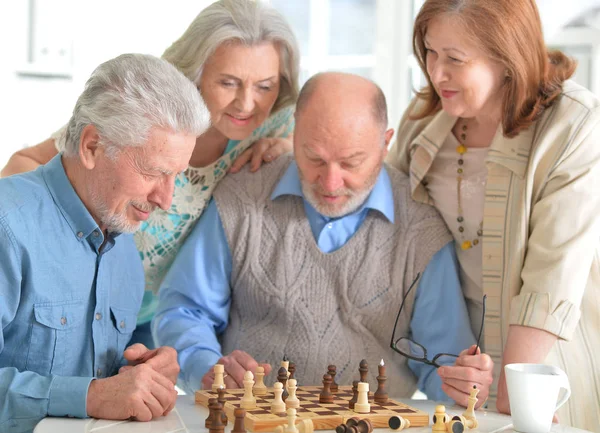 Parejas jugando ajedrez —  Fotos de Stock