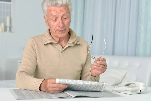 Senior man läser tidningen — Stockfoto