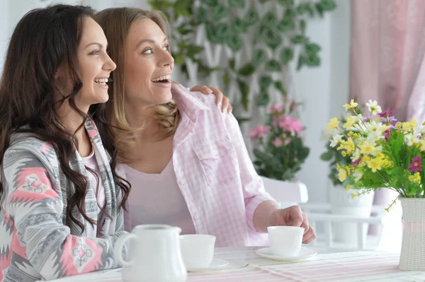 Sonrientes amigos bebiendo té — Foto de Stock