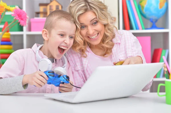 Mãe e filho jogando jogo — Fotografia de Stock