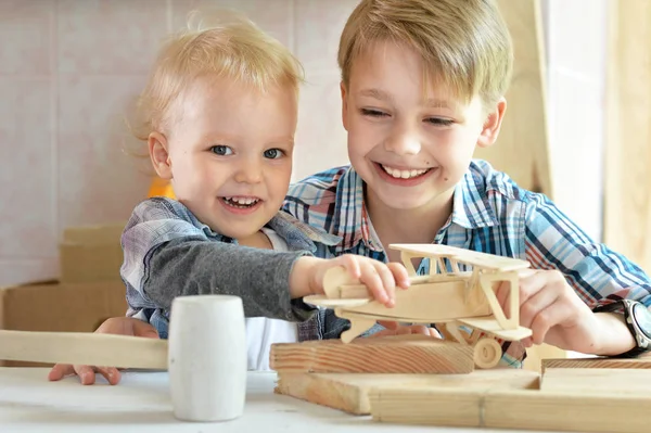 Jungen spielen mit Spielzeugflugzeugmodell — Stockfoto