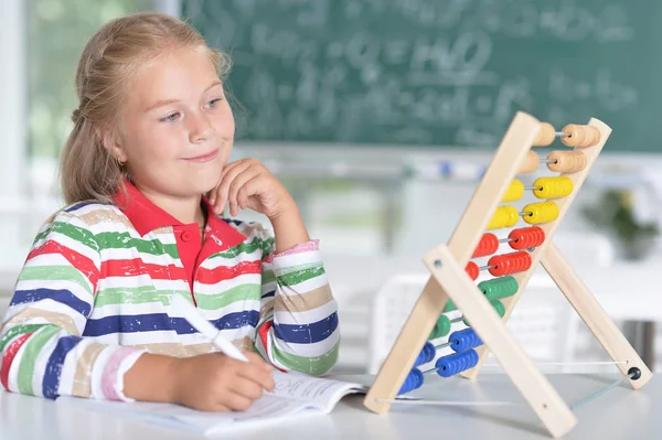 Mädchen lernen, Abakus zu benutzen — Stockfoto