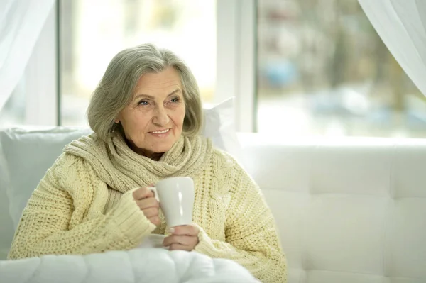 Senior woman drinking tea — Stock Photo, Image