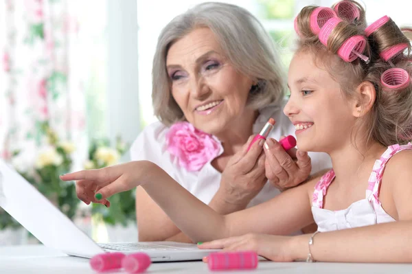 Kleines Mädchen mit Oma mit Laptop — Stockfoto