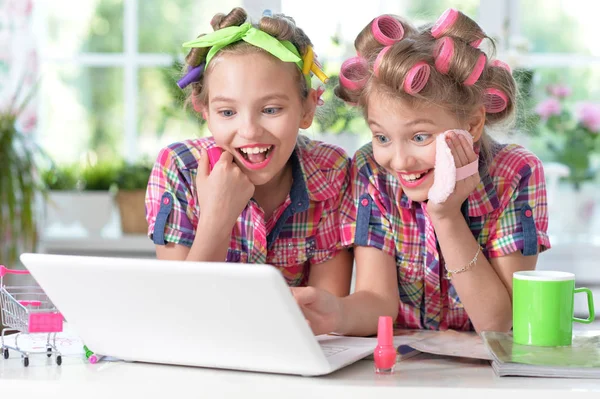 Cute little girls beautifying themselves — Stock Photo, Image