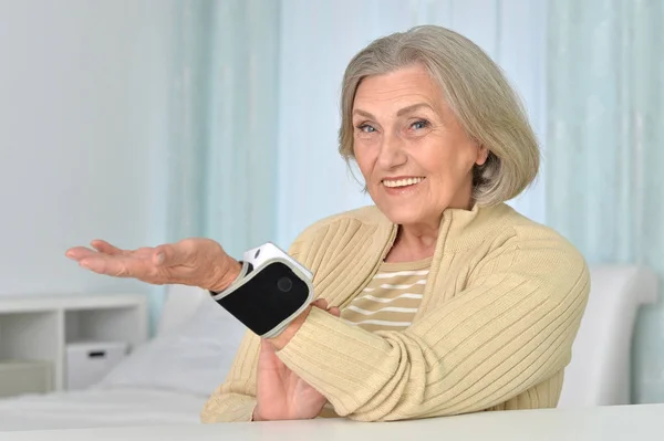 Senior woman using carpal tonometer — Stock Photo, Image