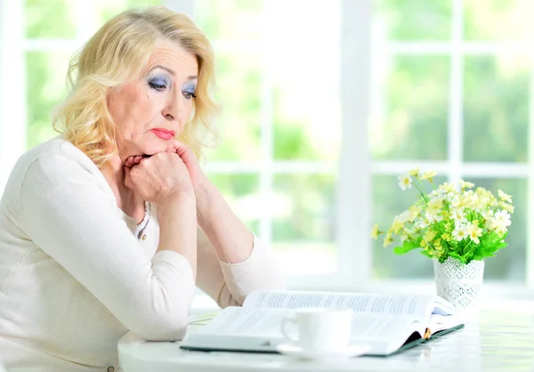 Mature woman reading book — Stock Photo, Image