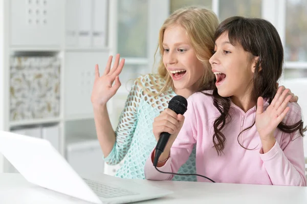 Teen girls singing karaoke — Stock Photo, Image