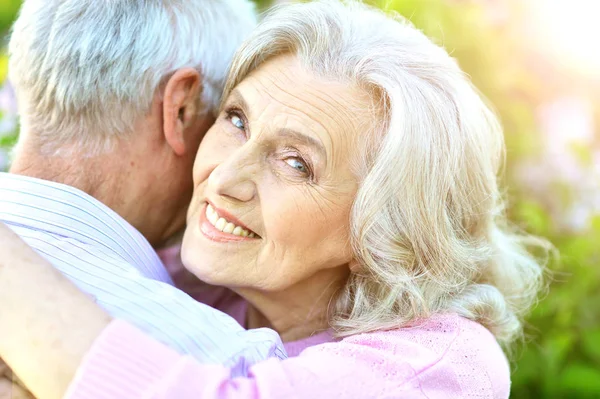 Senior koppel knuffelen — Stockfoto