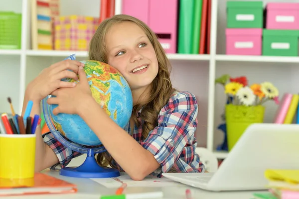 Adolescente menina abraçando mundo globo — Fotografia de Stock