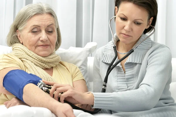 Médico cuidando al paciente — Foto de Stock