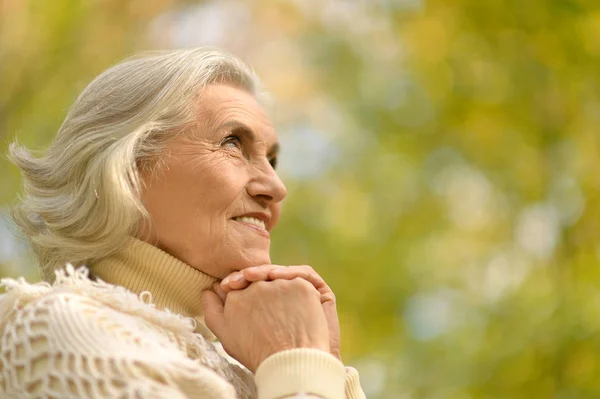 Glückliche Seniorin — Stockfoto