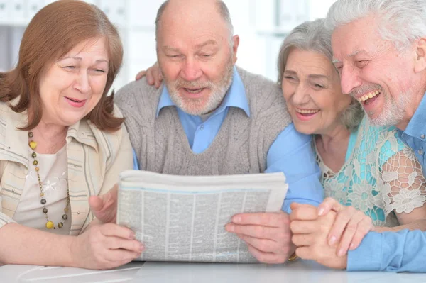 Parejas mayores leyendo el periódico —  Fotos de Stock