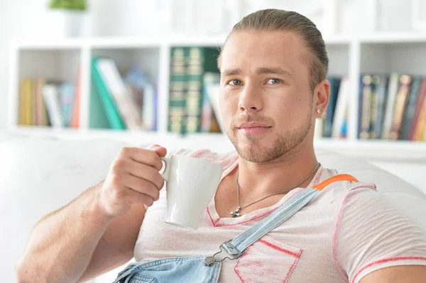 Joven bebiendo té — Foto de Stock