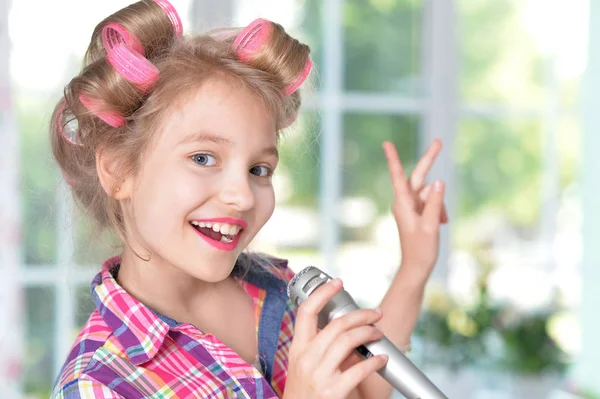 Dziewczyna śpiewa karaoke — Zdjęcie stockowe