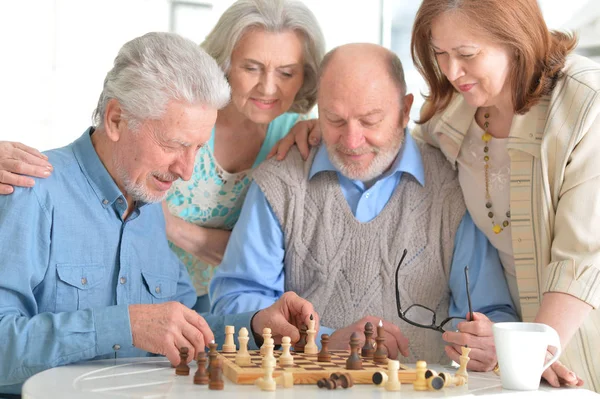 Couples playing chess — Stock Photo, Image