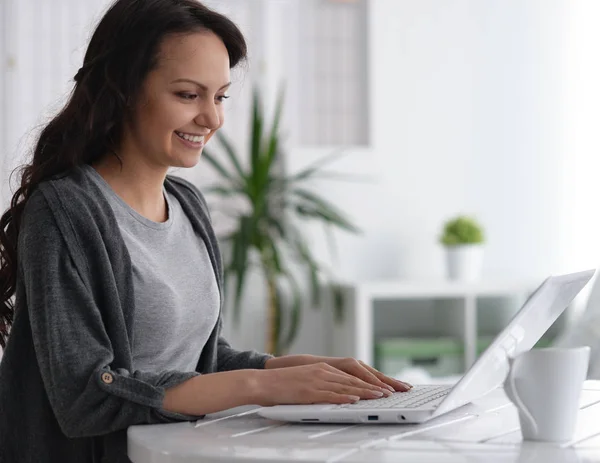 Jonge vrouw met laptop — Stockfoto