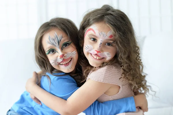 Kleine Mädchen mit geschminkten Gesichtern — Stockfoto