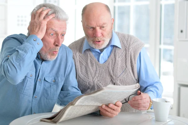 Senior mannen krant lezen — Stockfoto