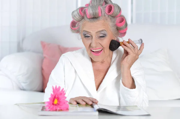 Donna anziana che legge rivista — Foto Stock