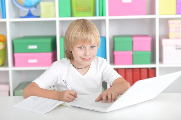 Roztomilý malý chlapec dělat domácí úkoly — Stock fotografie