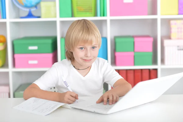 Mignon petit garçon faire ses devoirs — Photo