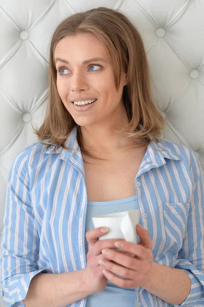 Belle jeune femme avec tasse blanche — Photo