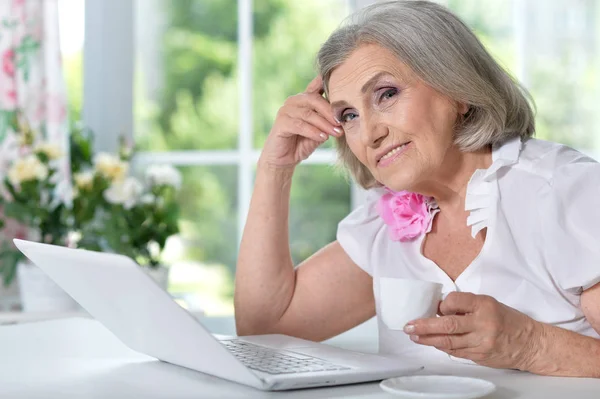 Зрелая женщина с ноутбуком — стоковое фото