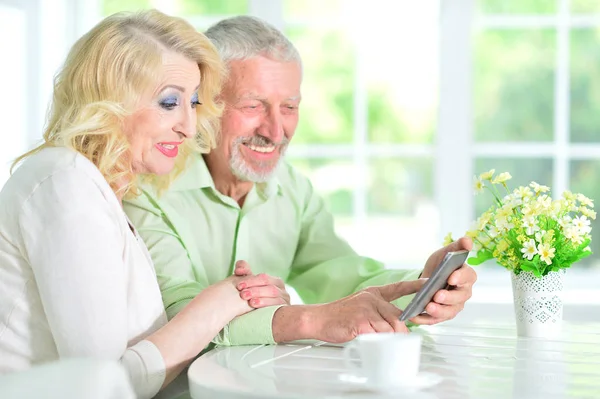Casal de idosos usando tablet — Fotografia de Stock