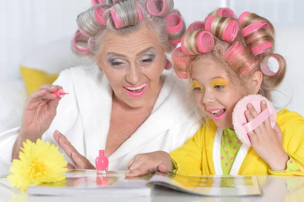 여자와 손녀 읽기 — 스톡 사진