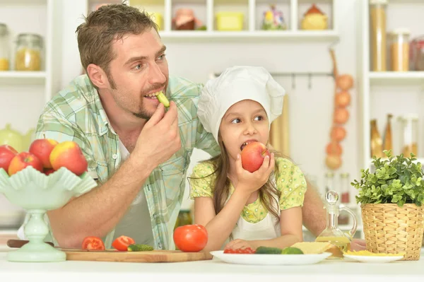 Homem e menina comendo — Fotografia de Stock