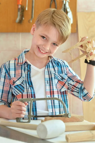 Niño con modelo de plano y sierras de mano —  Fotos de Stock