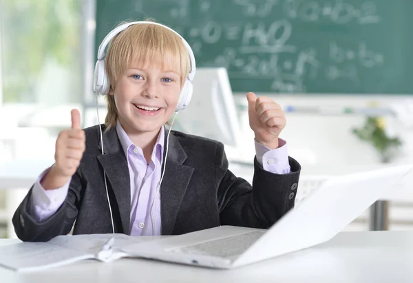 Мальчик в школьной форме с ноутбуком — стоковое фото