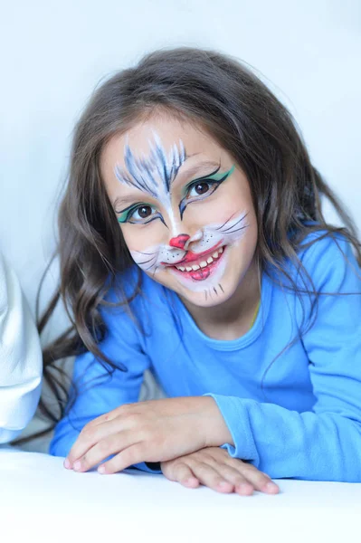 Kleines Mädchen mit geschminktem Gesicht — Stockfoto