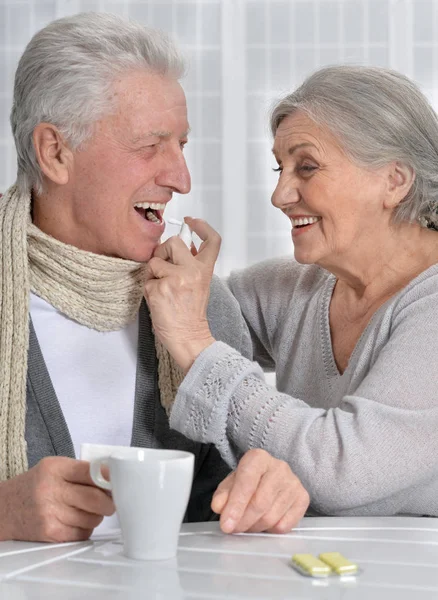 Frau hilft Ehemann, Inhalator zu benutzen — Stockfoto
