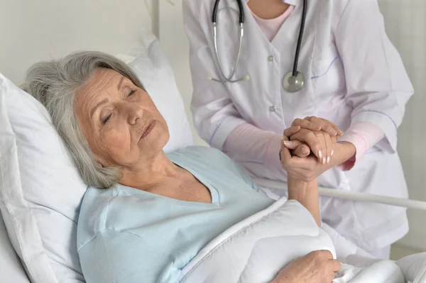 Médico cuidando al paciente — Foto de Stock